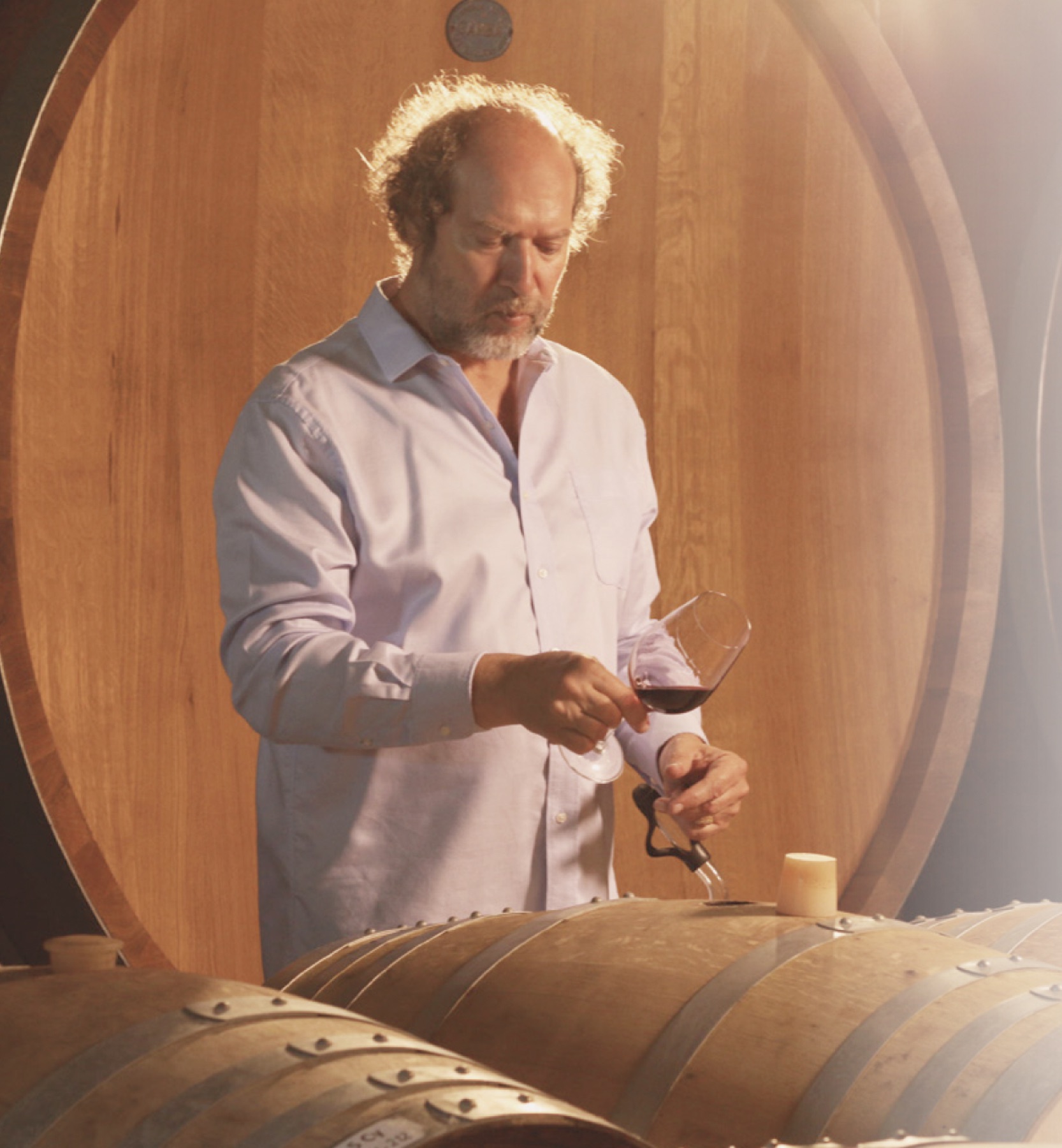 Daniel Pi cata desde la barrica en la bodega