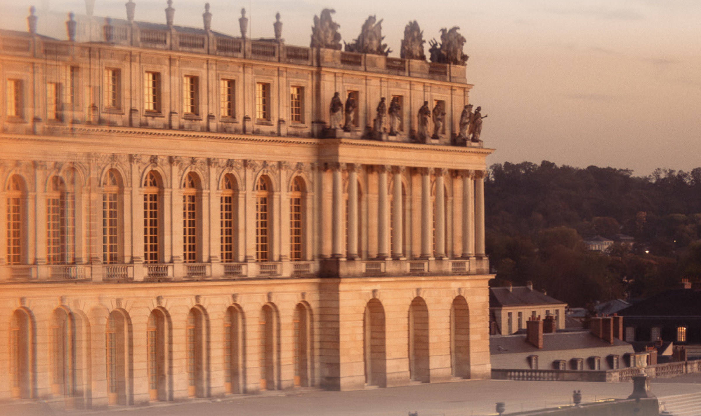 Fachada del Château de Versailles al atardecer